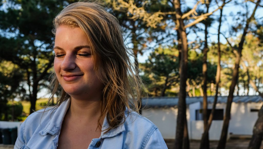 Foto van Liona waarin ze zelfvertrouwen uitstaald